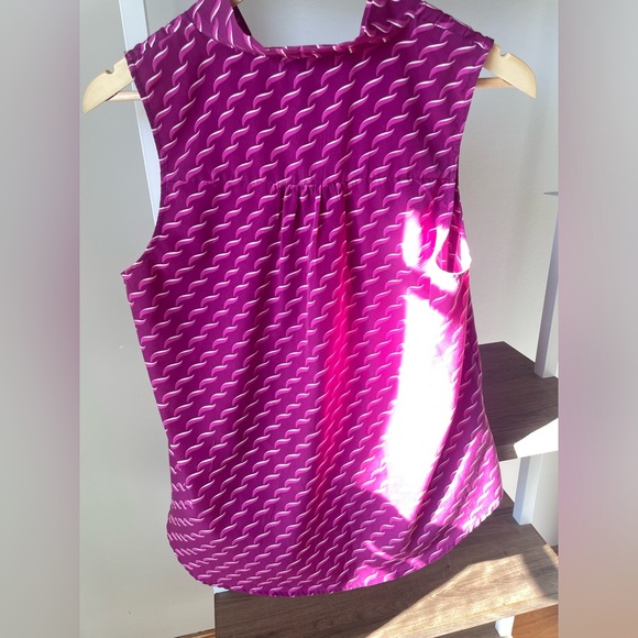 Pink 41Hawthorn V-Neck Blouse Women’s Size Medium.
Bold wave/toothpaste pattern. - Picture 8 of 8